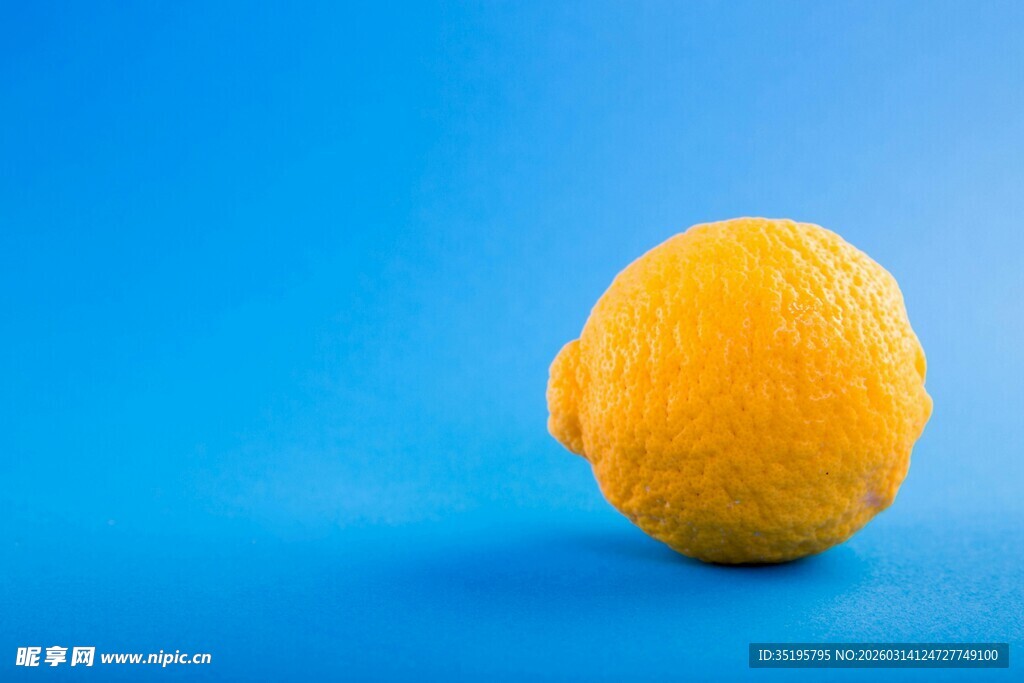 蓝色背景上的黄色柠檬