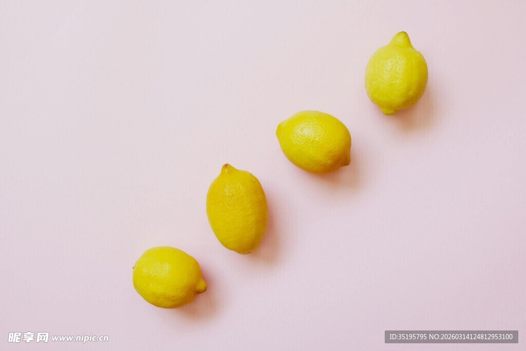 粉色背景上的几颗黄柠檬