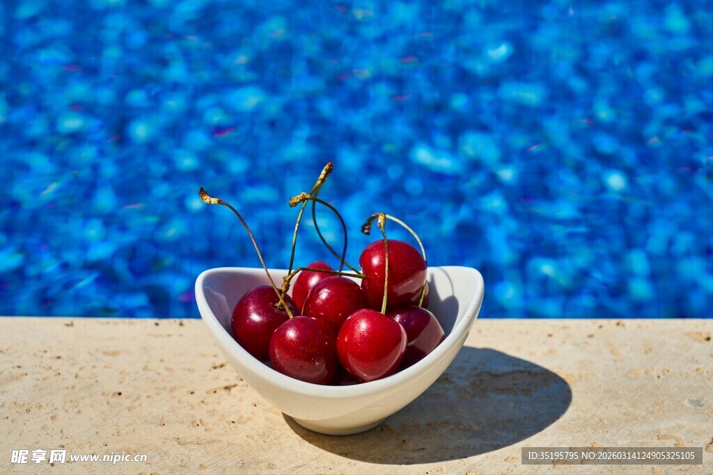 碗中鲜樱桃泳池畔美景