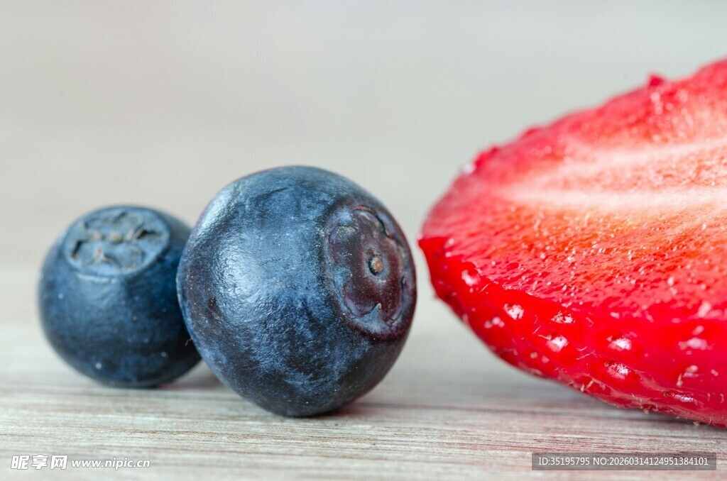蓝莓与草莓的清新组合