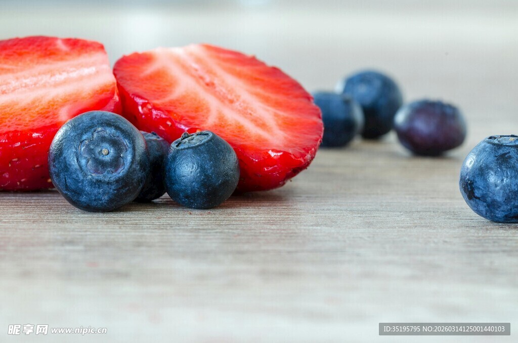 新鲜草莓蓝莓摆放在木桌