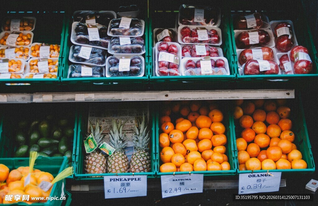 新鲜水果整齐摆放售卖