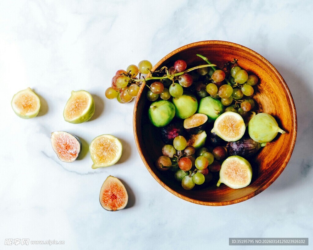 木碗中的多彩新鲜水果