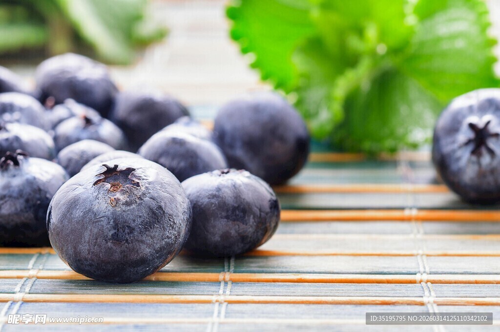新鲜蓝莓摆放在竹席上