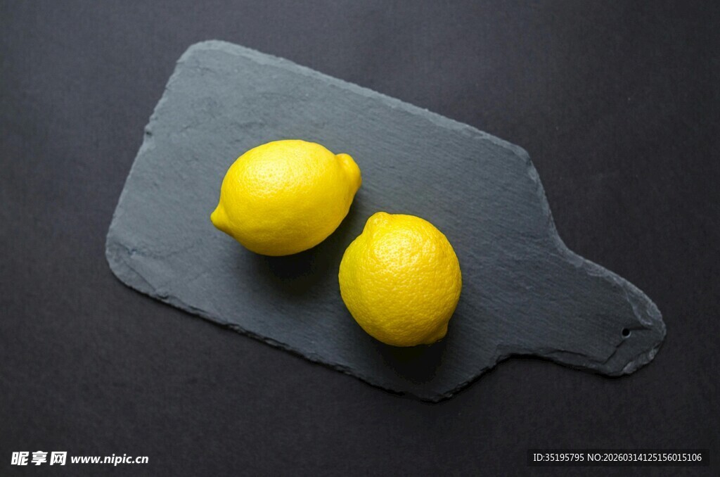 石板上的两颗新鲜柠檬