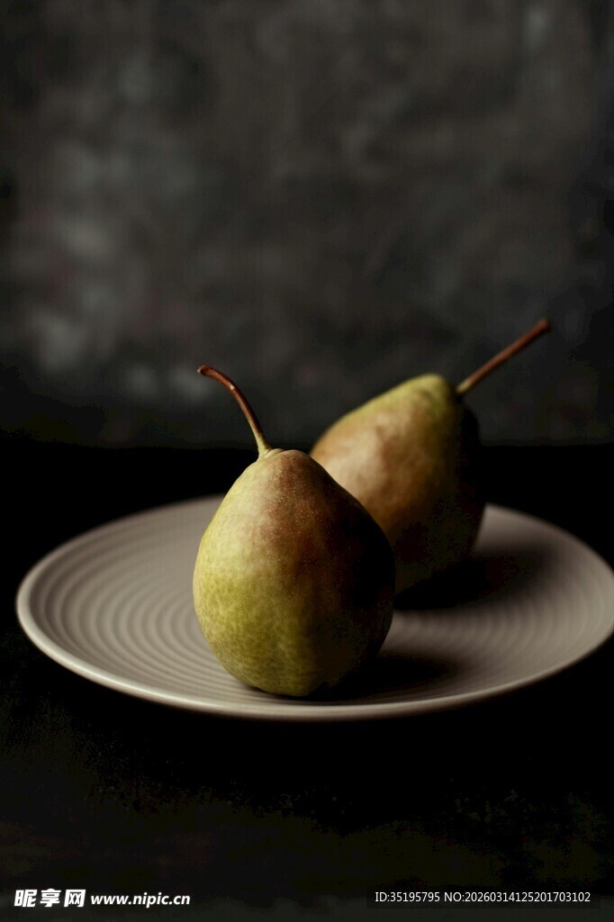 盘中双梨静物图