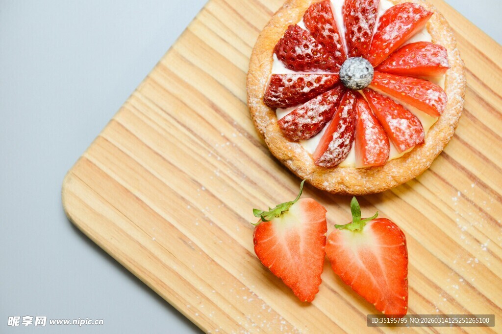 草莓塔配新鲜草莓