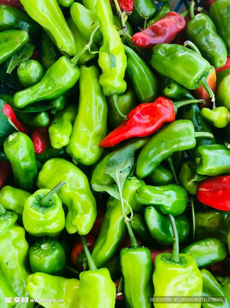 青红辣椒堆叠的诱人画面