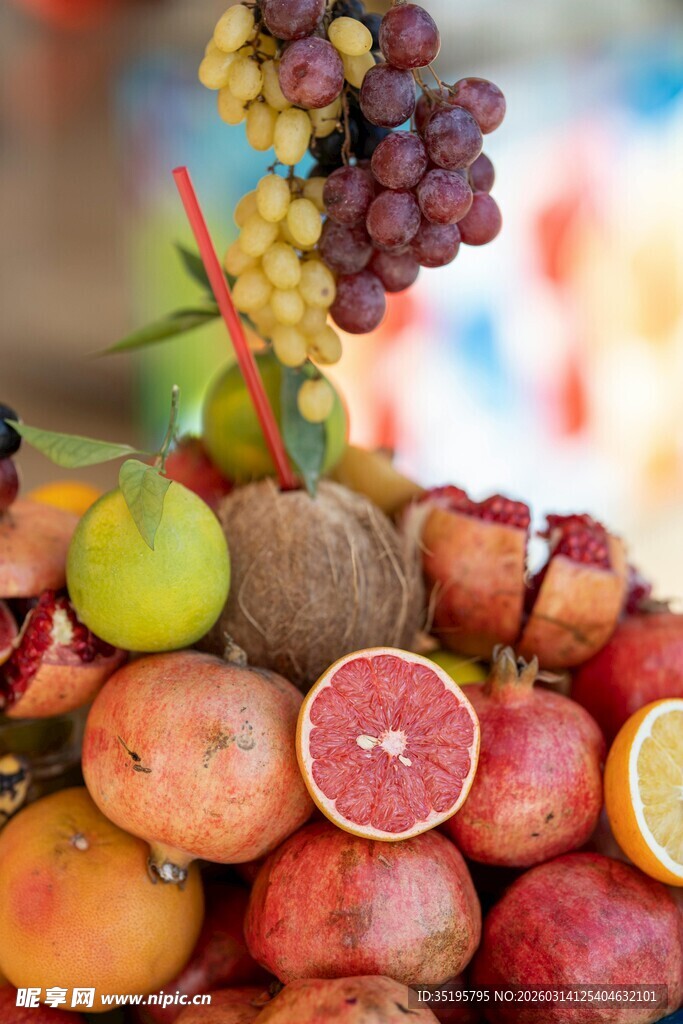 多彩新鲜水果堆叠展示