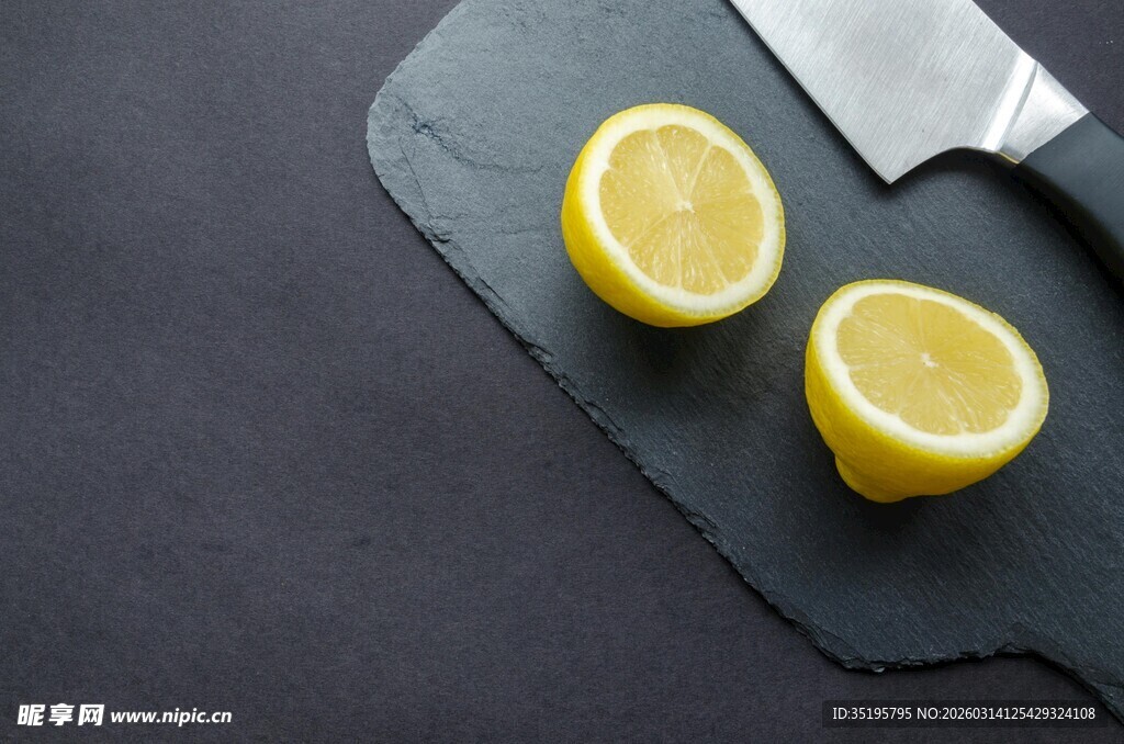 黑石板上的半颗鲜柠檬