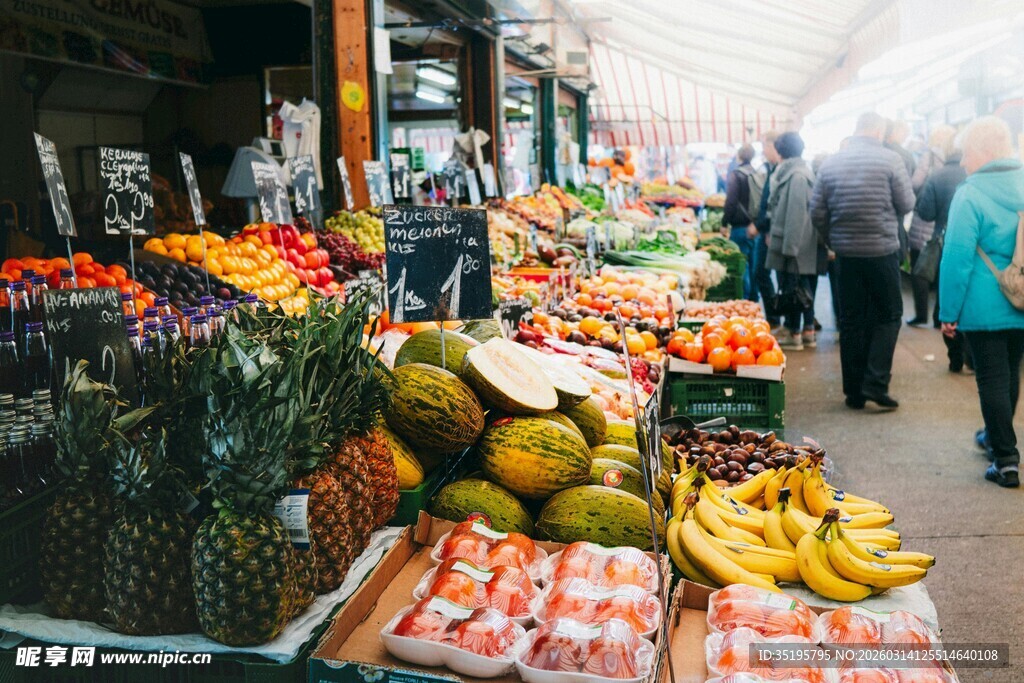 热闹的果蔬市场场景