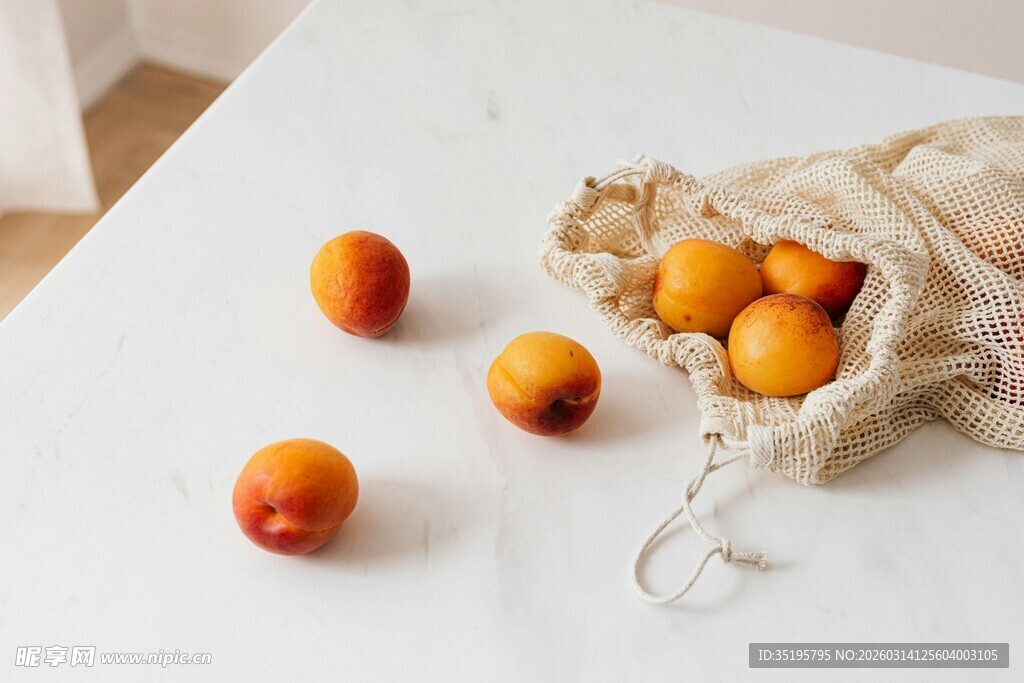 袋装鲜杏散落在白色桌面