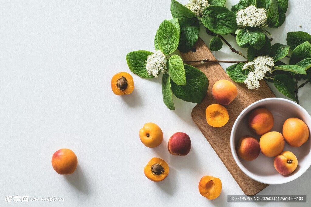 新鲜杏子与绿叶的静物组合