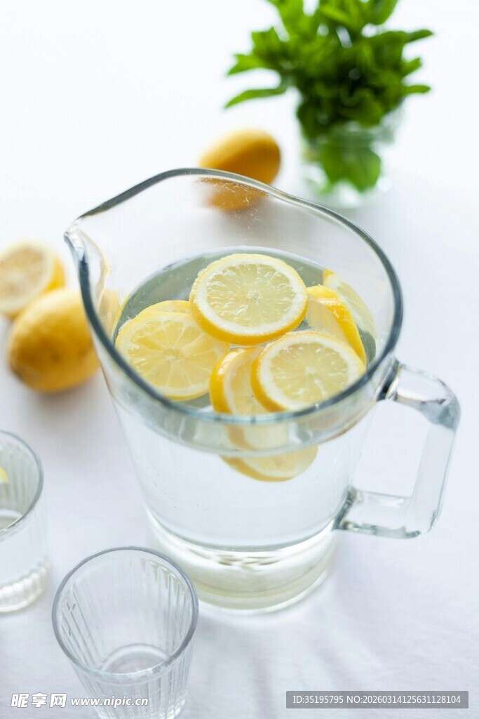柠檬片泡水玻璃壶饮品