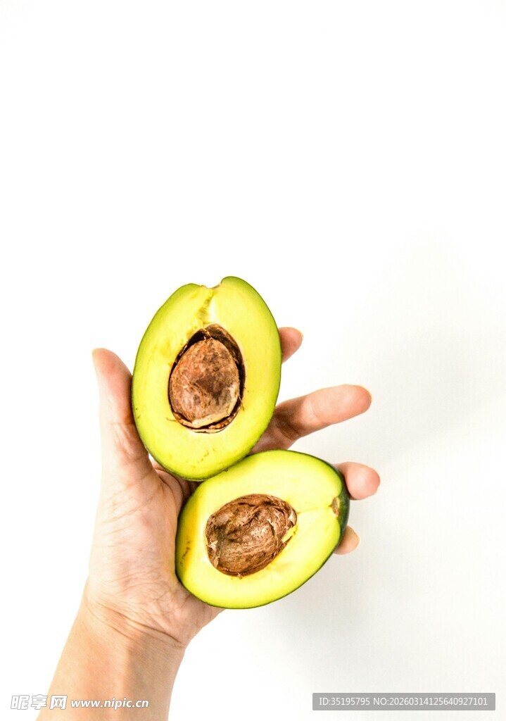手捧切开的新鲜牛油果