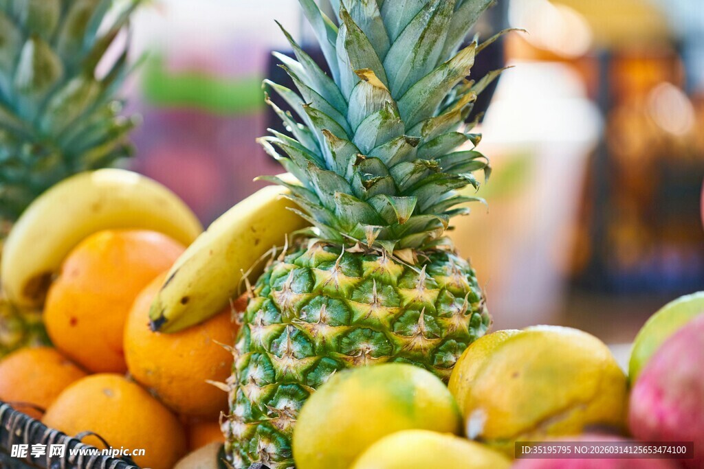 多彩新鲜水果齐聚一篮