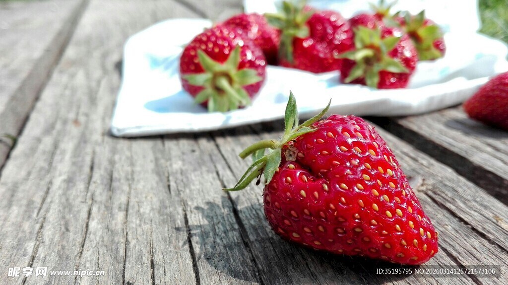 木桌上的新鲜草莓