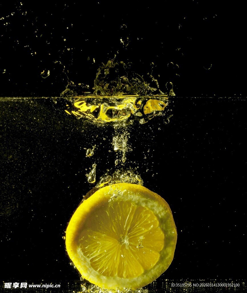 柠檬入水瞬间的美妙画面