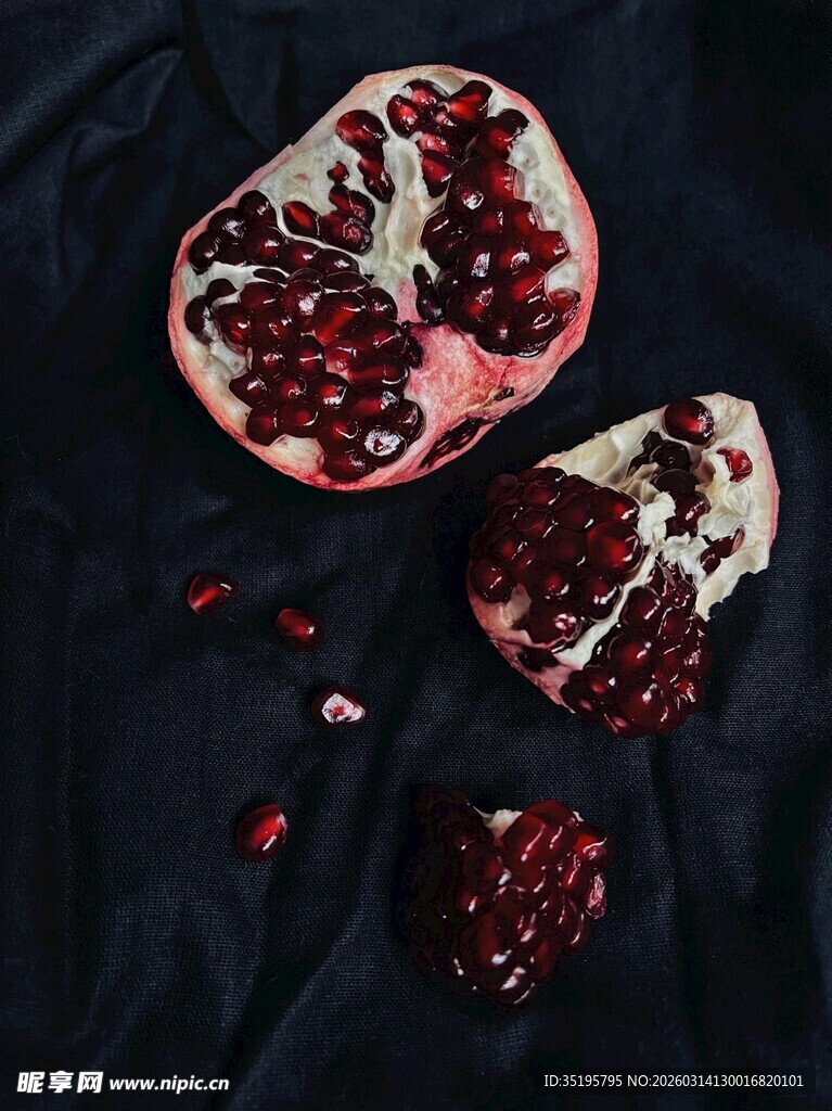 切开的红石榴特写