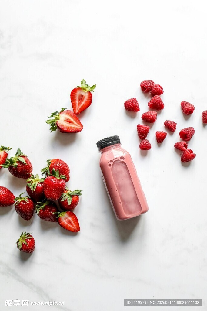 草莓果昔与新鲜草莓