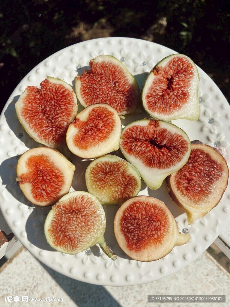 一盘新鲜无花果切片