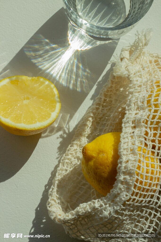网袋中的柠檬与半片柠檬
