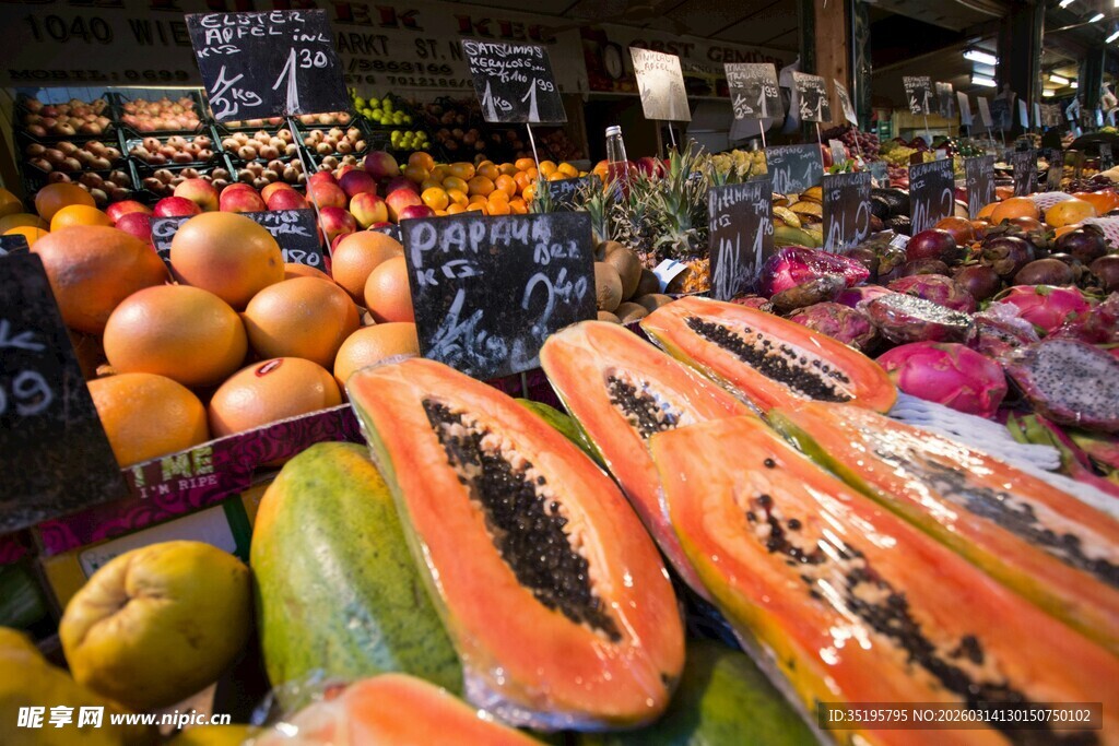 缤纷水果摆满摊