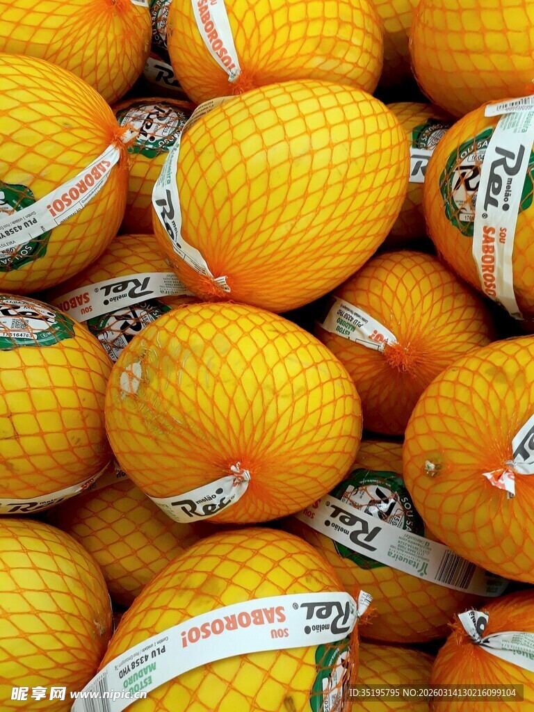 网袋包装的新鲜橙子堆