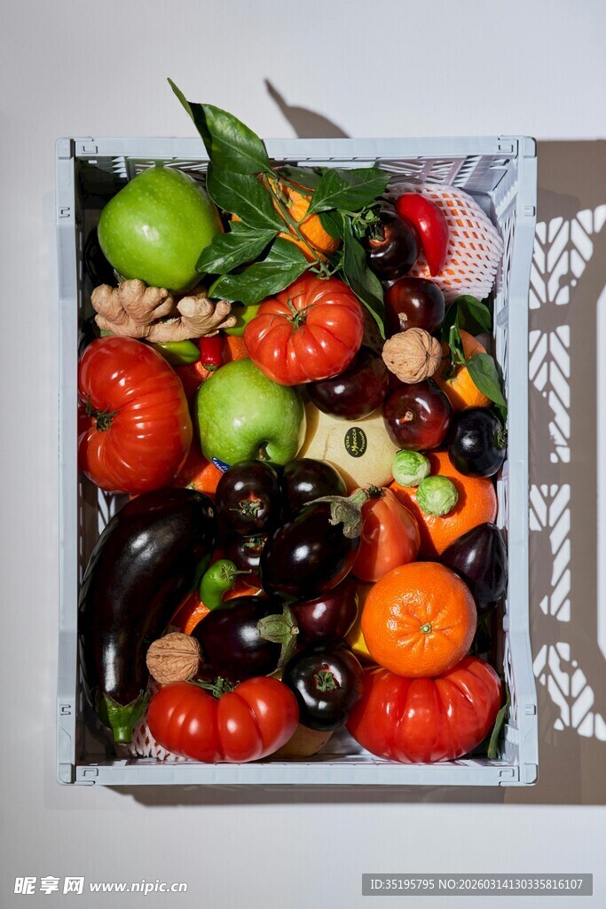 新鲜多样盒装蔬菜水果