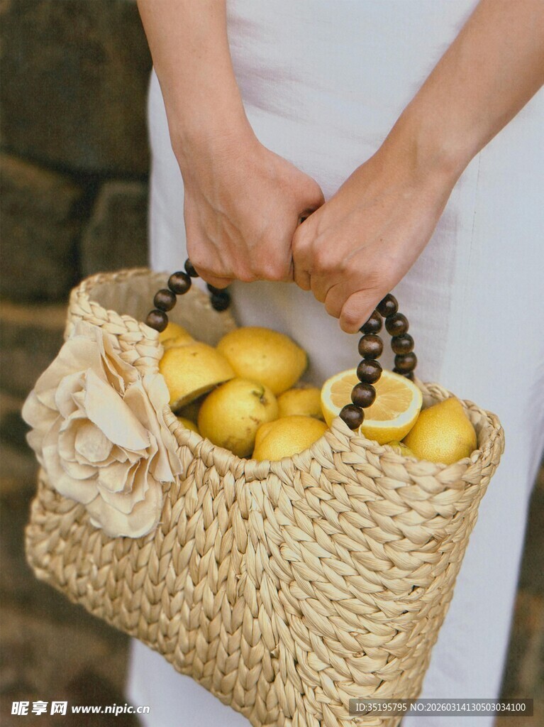 草编包中装满金黄水果