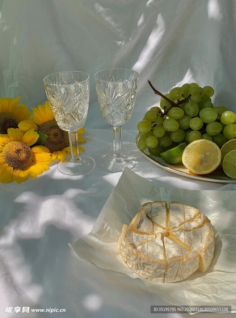 静物水果酒杯优雅摆拍