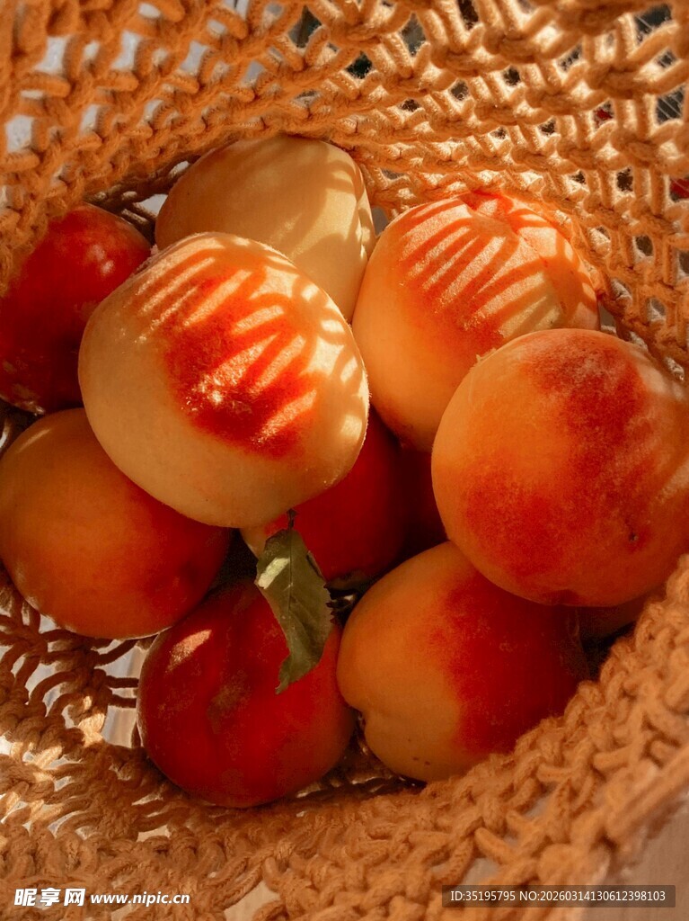 竹篮里的鲜嫩多汁水蜜桃