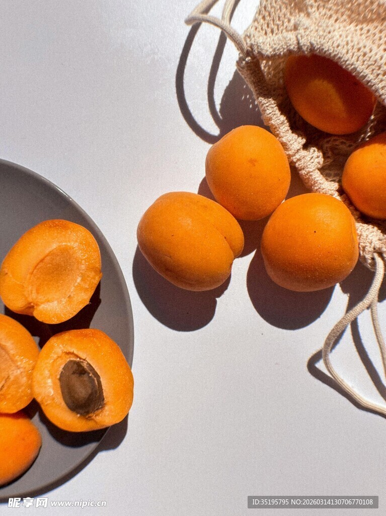 新鲜杏子饱满诱人