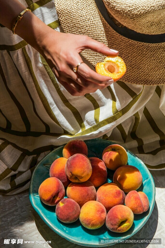 手捧鲜桃与盘中蜜桃