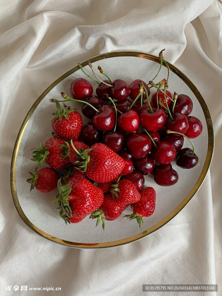 盘中草莓与樱桃的美味组合