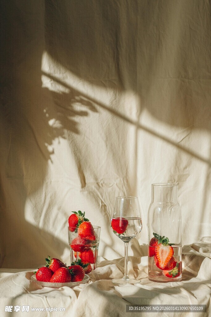 阳光下的草莓与红酒