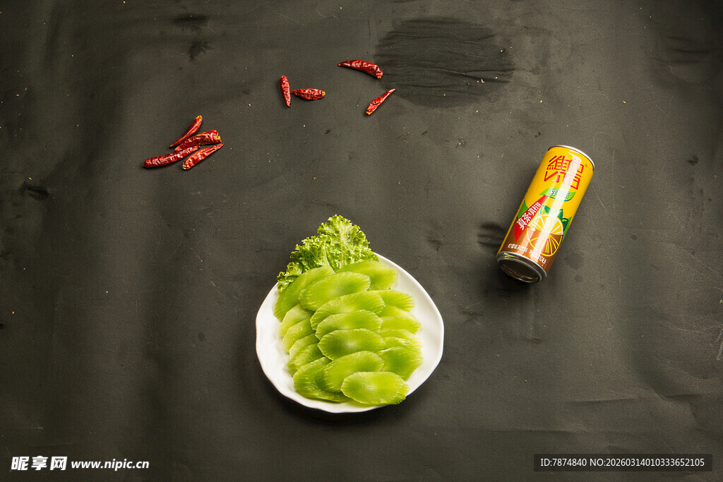 翠绿莴笋与调料的清新组合