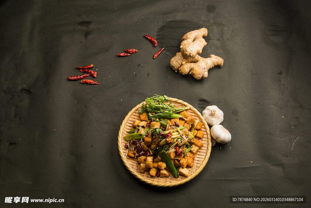 美味炒肉摆盘特写