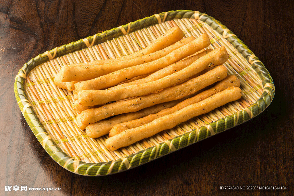 竹篮中的美味油炸条