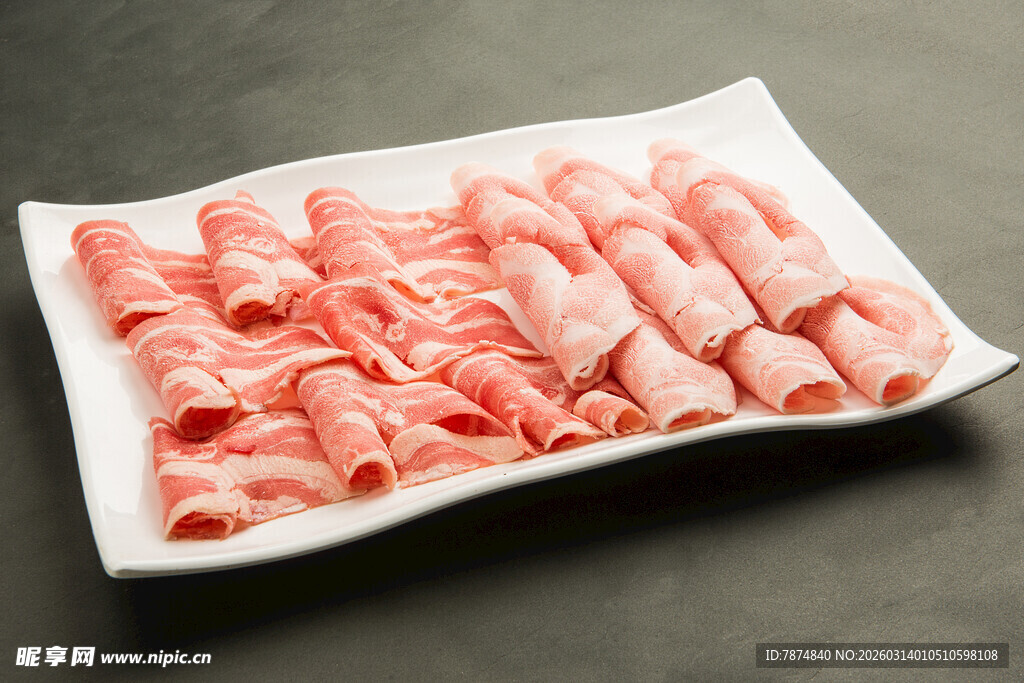 新鲜涮羊肉片摆放在盘