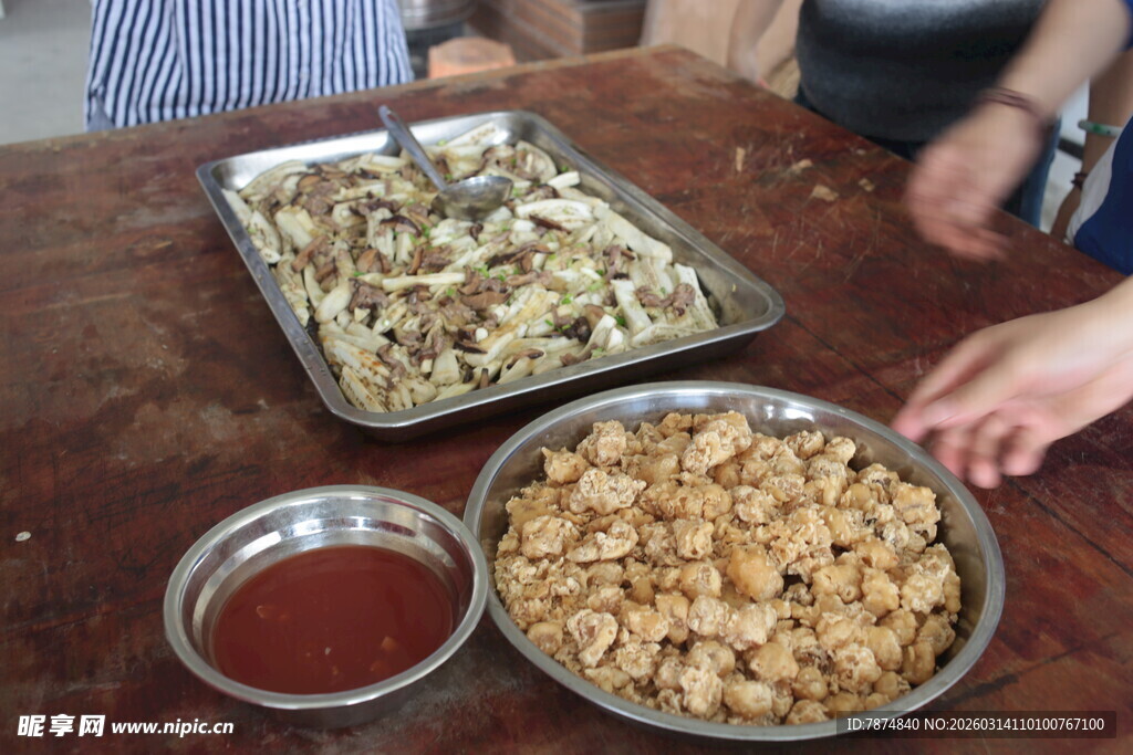 美味小吃摊 多样美食呈现
