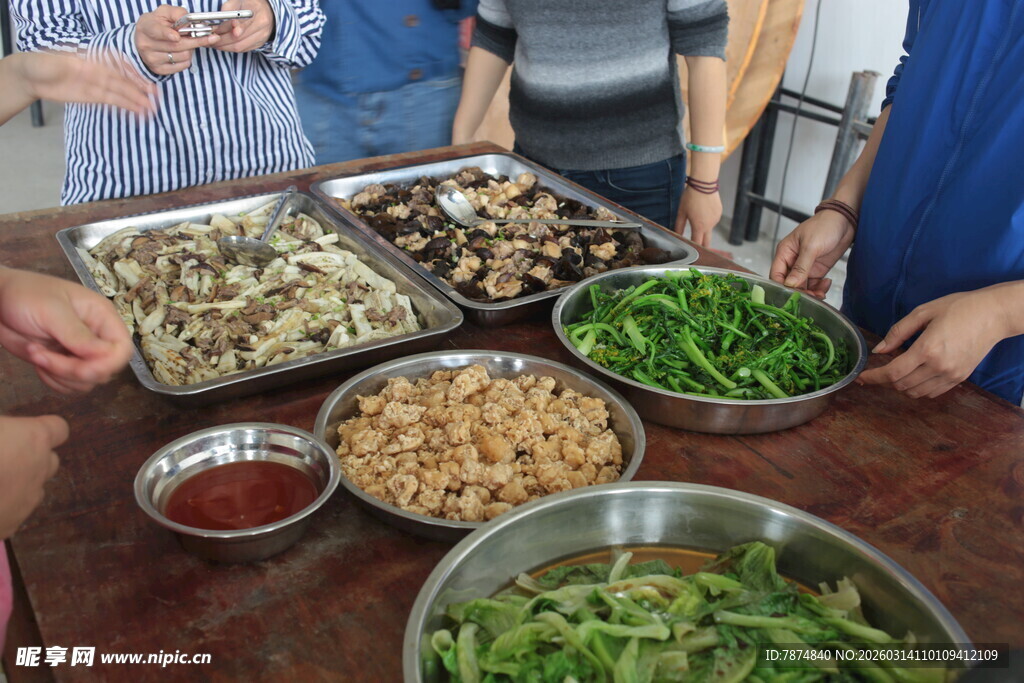 聚餐桌上的多样美味菜肴