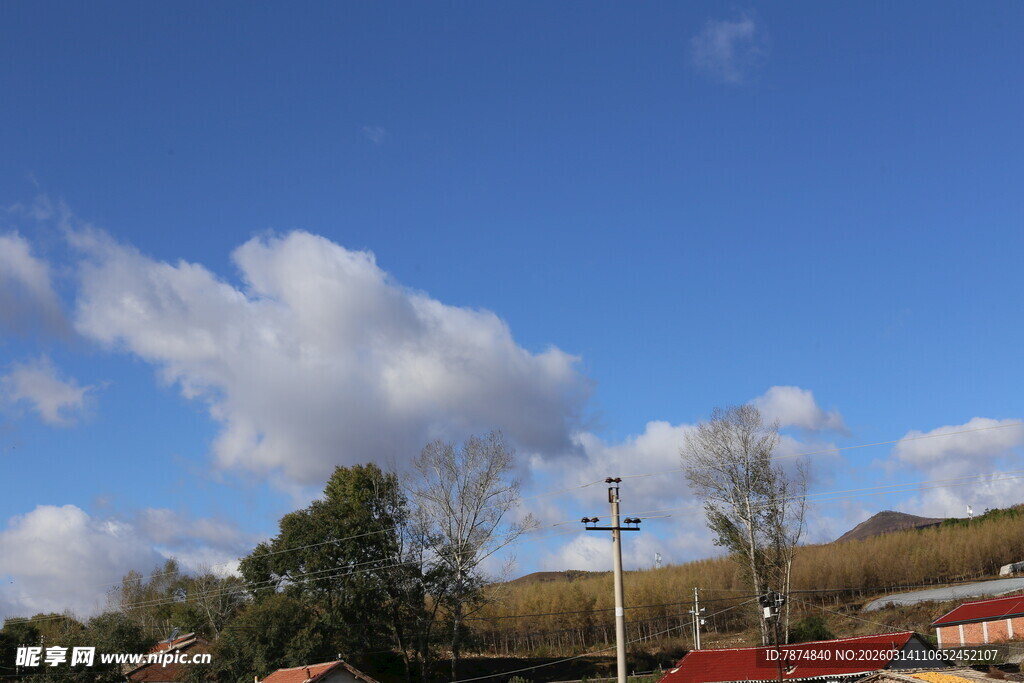 蓝天白云下的乡村景致