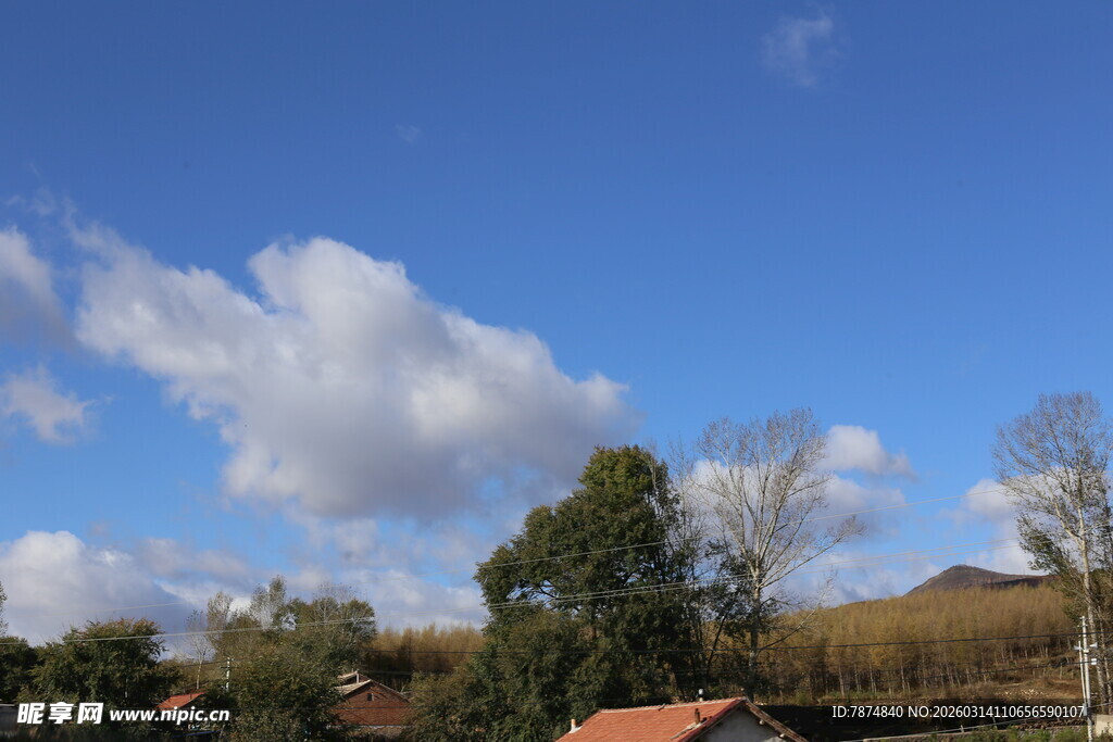 蓝天白云下的乡村景致
