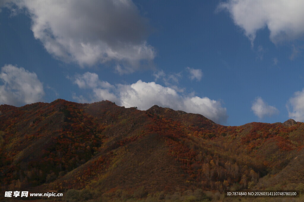秋日山峦蓝天美景