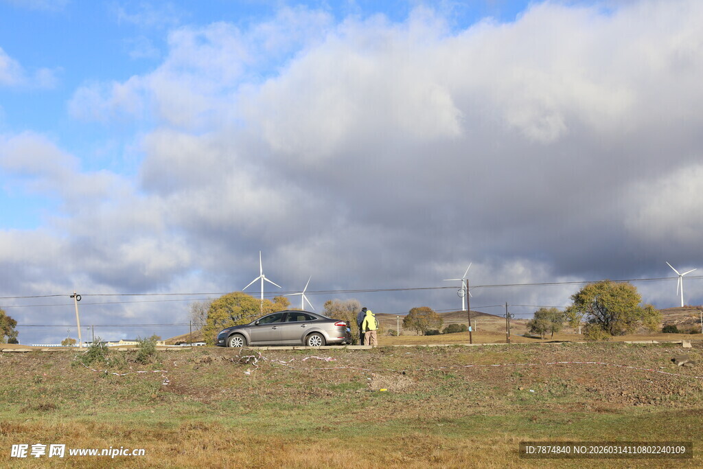 旷野中的车辆与蓝天白云