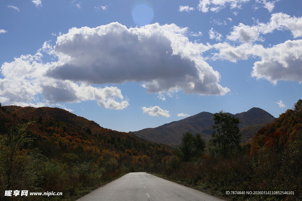 山间公路秋景 云影相伴