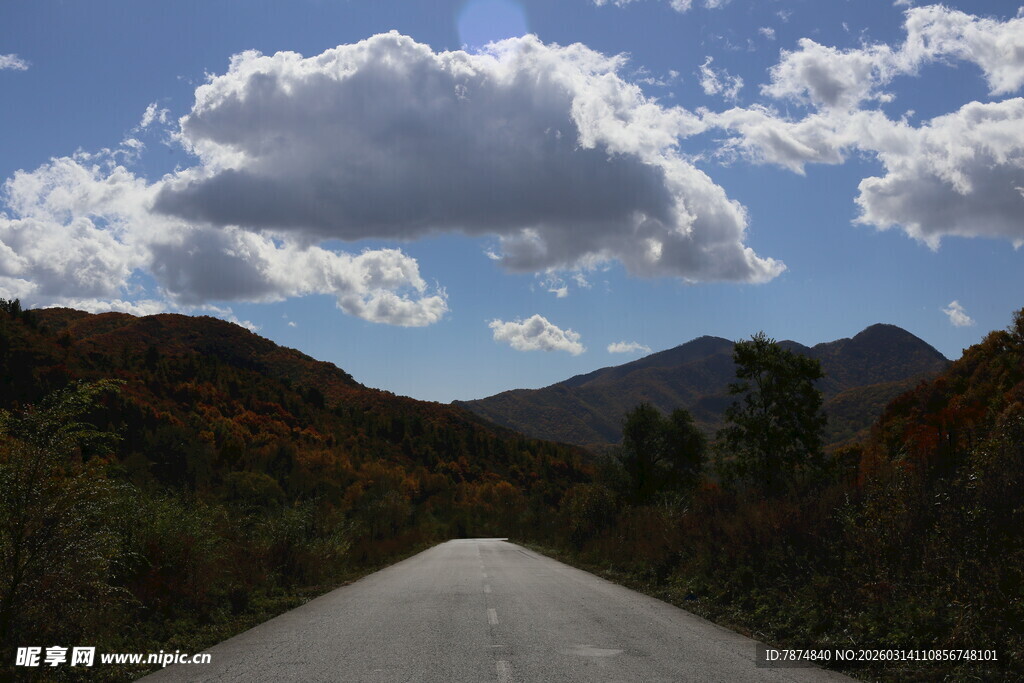 山间公路伴蓝天白云