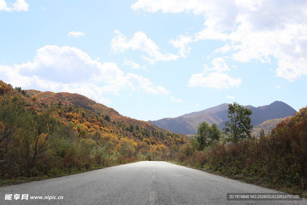 秋日山间公路美景