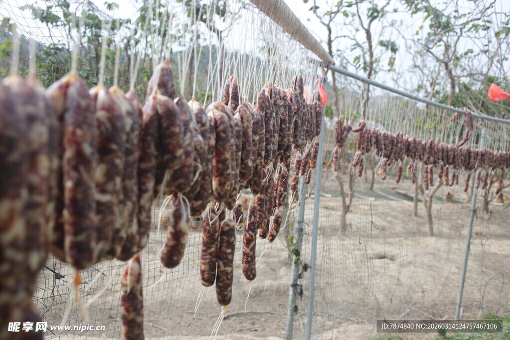 户外晾晒的美味腊肠